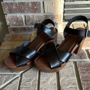 NWT Universal Thread platform sandals
